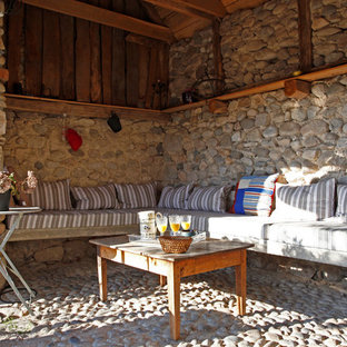 Idées déco pour une terrasse latérale campagne de taille moyenne avec des pavés en pierre naturelle et une extension de toiture.