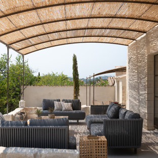 Idées déco pour une terrasse méditerranéenne avec un gazebo ou pavillon.