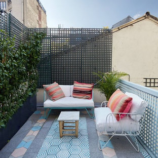 Exemple d'un jardin potager de balcon et terrasse arrière éclectique de taille moyenne avec aucune couverture et des pavés en béton.