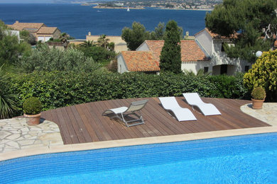 Aménagement d'une terrasse méditerranéenne de taille moyenne.