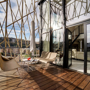 Réalisation d'une terrasse design de taille moyenne avec une terrasse en bois et aucune couverture.