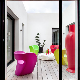 Cette photo montre une terrasse avec des plantes en pots latérale tendance de taille moyenne avec aucune couverture.