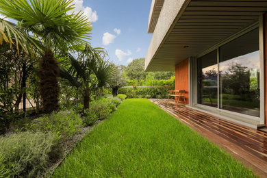 Imagen de terraza planta baja mediterránea de tamaño medio en patio trasero con privacidad y barandilla de madera