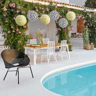 Foto di un grande patio o portico bohémian dietro casa con un tetto a sbalzo
