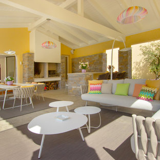 Inspiration pour une terrasse vintage avec du carrelage, une extension de toiture et une cheminée.