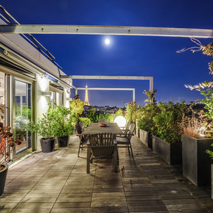 Inspiration pour une terrasse avec des plantes en pots latérale traditionnelle de taille moyenne avec aucune couverture.