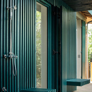 Idée de décoration pour une terrasse avec une douche extérieure design avec une extension de toiture.
