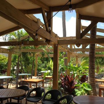 Structure Bois et voiles d'ombrage modulable d'un restaurant gastronomique
