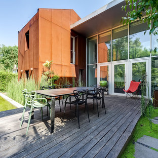 Cette image montre une terrasse arrière design de taille moyenne avec un foyer extérieur et aucune couverture.