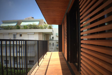 Inspiration pour une terrasse design de taille moyenne avec une extension de toiture.