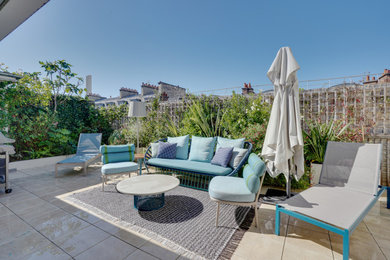 Ejemplo de terraza contemporánea pequeña sin cubierta en patio trasero con jardín de macetas
