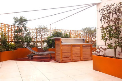 Inspiration pour une terrasse minimaliste de taille moyenne avec une cour et une pergola.