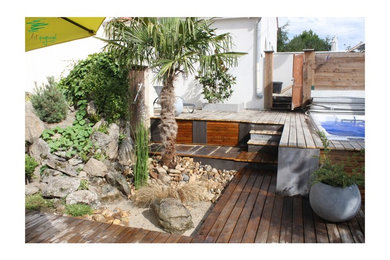 Terrasse autour de spas, en pin, pierre de Volvic, bardage clair voie en douglas