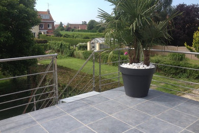 Photo of a contemporary patio in Lille.