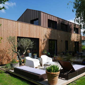 Terrasse contemporaine avec façade en bois