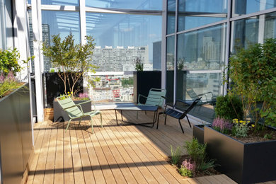 Diseño de terraza minimalista pequeña sin cubierta en azotea con jardín de macetas