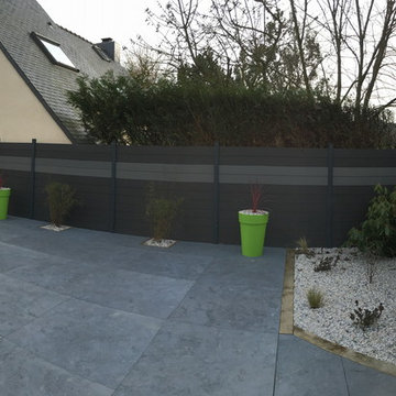 terrasse en calcaire bleu format 100X100cm et clôture en composite