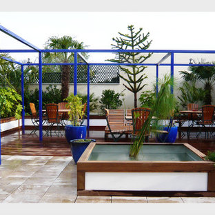 Inspiration pour une terrasse sur le toit design de taille moyenne avec une pergola.