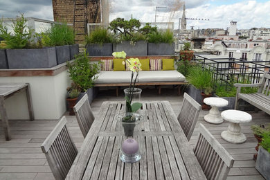 Mittelgroße, Unbedeckte Moderne Dachterrasse mit Kübelpflanzen in Paris