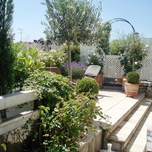 Immagine di un patio o portico shabby-chic style di medie dimensioni
