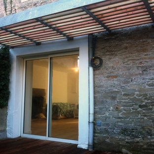 Esempio di un patio o portico industriale di medie dimensioni e in cortile con fontane, pedane e un parasole