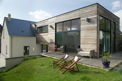 Diseño de terraza contemporánea de tamaño medio sin cubierta en patio lateral con jardín de macetas