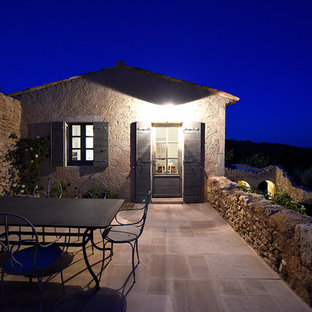 Cette image montre une terrasse méditerranéenne avec des pavés en pierre naturelle.