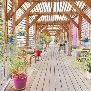 Une terrasse en bois dans un superbe loft en duplex  avec jardin d'hiver