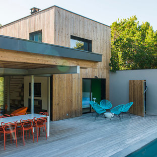 Aménagement d'une terrasse arrière contemporaine de taille moyenne avec une extension de toiture.