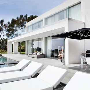 Aménagement d'une grande terrasse moderne.
