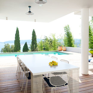 Aménagement d'une terrasse contemporaine avec un point d'eau et une extension de toiture.