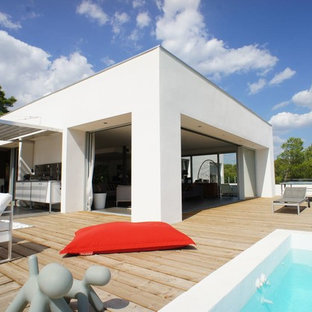 Cette image montre une terrasse sur le toit design avec une pergola.
