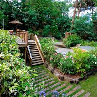Réalisation d'une terrasse arrière ethnique avec aucune couverture.