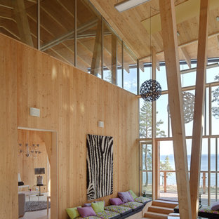 Cette photo montre une grande terrasse arrière tendance avec une extension de toiture.