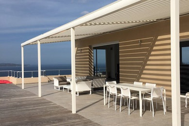 Idée de décoration pour une terrasse latérale méditerranéenne de taille moyenne avec une pergola.