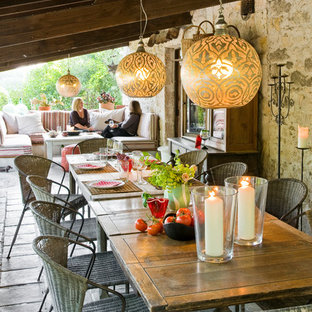 Réalisation d'une grande terrasse arrière champêtre avec une extension de toiture.