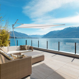 Aménagement d'une terrasse arrière contemporaine avec aucune couverture.