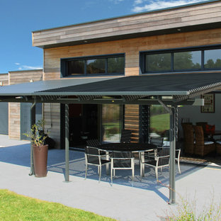 Idées déco pour une terrasse arrière montagne de taille moyenne avec une pergola.
