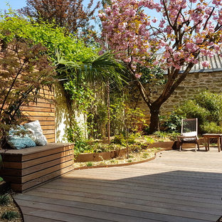 Immagine di un piccolo patio o portico tropicale in cortile con pedane e nessuna copertura