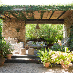 Idée de décoration pour une terrasse champêtre avec un gazebo ou pavillon.
