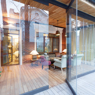 Diseño de terraza tradicional renovada, de tamaño medio, en patio trasero y anexo de casas