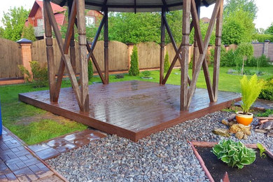 Идея дизайна: маленькая терраса на заднем дворе в стиле кантри с навесом для на участке и в саду