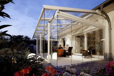 На фото: терраса среднего размера в современном стиле с стеклянным потолком и белым полом