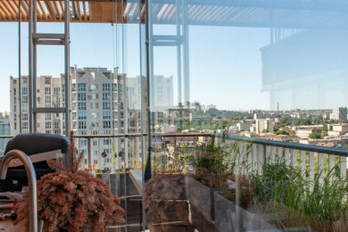 Aménagement d'un toit terrasse contemporain de taille moyenne avec des solutions pour vis-à-vis et une extension de toiture.
