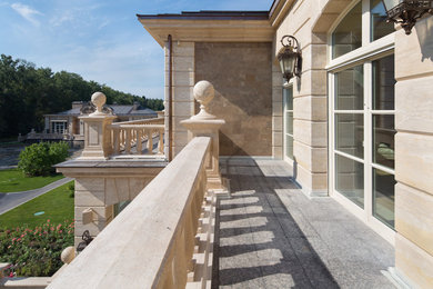 Foto di un'ampia terrazza classica nel cortile laterale