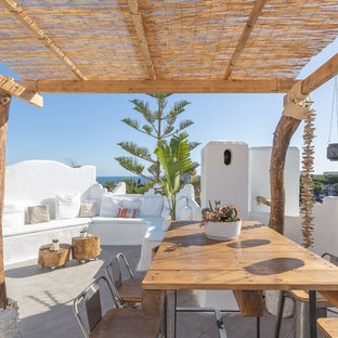 Foto de terraza mediterránea, de tamaño medio, en azotea, con jardín de macetas y pérgola