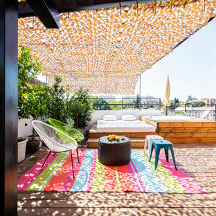 Réalisation d'une terrasse sur le toit design avec un auvent.