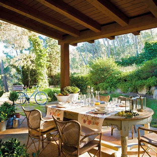 Idee per un portico country dietro casa e di medie dimensioni con un tetto a sbalzo
