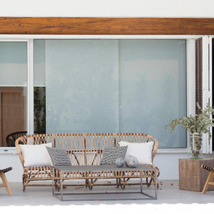 Imagen de terraza mediterránea, de tamaño medio, en patio trasero y anexo de casas
