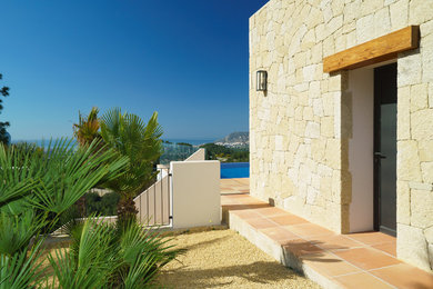 Exemple d'un porche d'entrée de maison méditerranéen.